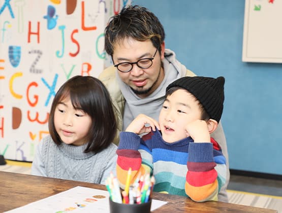 保護者と一緒にレッスンを受ける子どもたち
